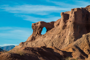 Montañas con formas y contrastes de sombras