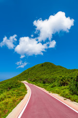朱色の道と夏空
