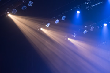 ステージライトの光の筋