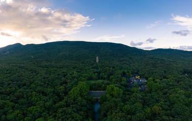 Obraz premium Linggu Pagoda in Zijin Mountain in Nanjing City at Sunset Taken with A Drone