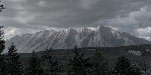 Obraz premium Beautiful panorama mountain range sunshine during storm. Kootenays Canada 