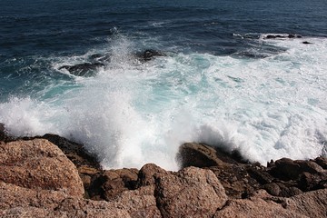 Fototapeta na wymiar waves crushing against the rocks in the sea