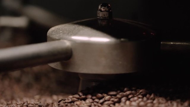 Mixing roasted coffee (Horneado de caf&eacute;)