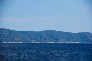 Fototapeta na wymiar 佐多岬半島に並ぶ風車