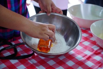 Making a snack is charming.  Of Thai women