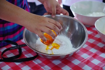 Making a snack is charming.  Of Thai women