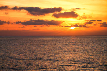 Obraz premium Sonnenuntergang über dem Meer mit hohem Horizont