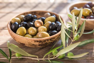 Foto op Plexiglas bowls with different kind of olives : green black kalamata olives with olive oil © Maria