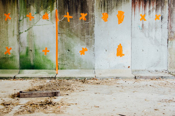 un vieux mur gris vert avec de la peinture orange