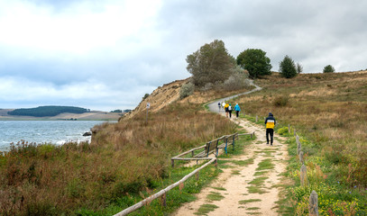 Wanderer bei schlechtem Wetter an den Klippen von Hiddensee