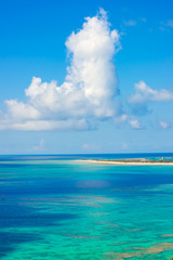 Fototapeta premium 夏雲と伊平屋島の海