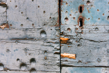 une vieille serrure rouillée sur une porte en bois bleue.