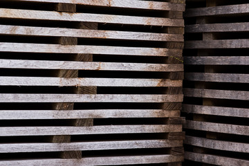 des douelles de tonnellerie empilées bois déforestation bucheron