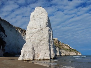 Fototapeta na wymiar Vieste - Sperone di roccia sulla Spiaggia della Scialara