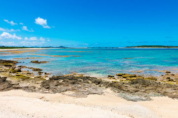 伊平屋島より野甫大橋を望む