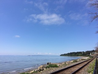 Obraz premium view of the beach with blue sky and clouds