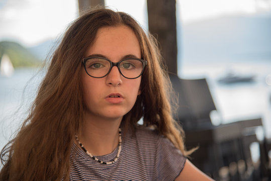 Portrait d'une jeune fille avec des lunettes. Jeune fille eurasienne. 