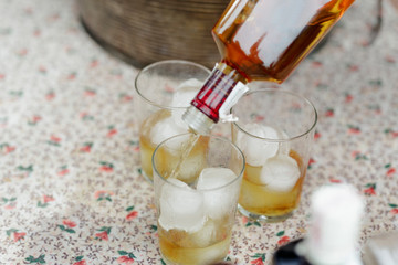 serving 3 glasses of ron