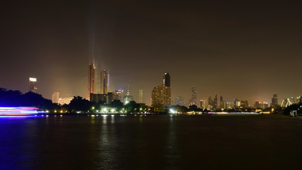 Obraz premium Bangkok and Chao Phraya River during the night.