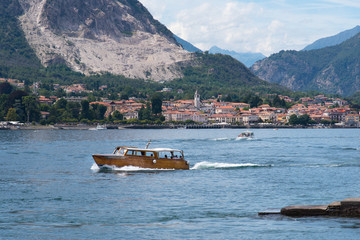 Un bateau italien sur le Lac Majeur. Un bateau sur le Lac Majeur et la ville de Stresa en arrière plan. Tourisme en Italie.