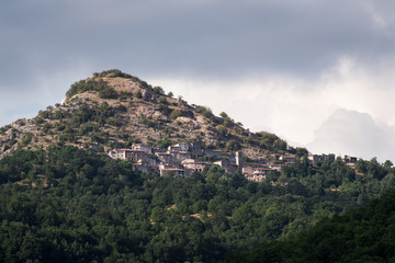 Fototapeta na wymiar des montagnes et des villages de Toscane en Italie
