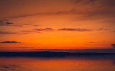 Fototapeta na wymiar Beautiful sunsetat the lake