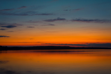 Fototapeta na wymiar Beautiful sunsetat the lake