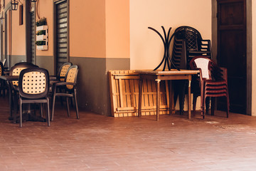 terrasse d'un café  vide et rangée