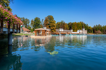 Fototapeta na wymiar famous Heviz balneal thermal bath in Hungary park autumn season