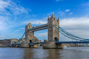 Fototapeta na wymiar puente de las dos torres de Londres