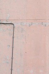 古いピンク色の壁と配線
