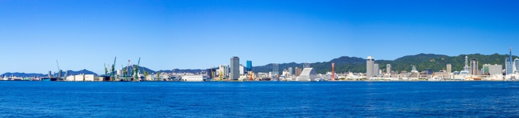 Fototapeta premium 神戸市中央区ポートアイランドから眺める秋晴れの神戸港