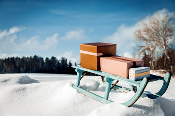 Geschenke auf einem Schlitten im Schnee, Textfreiraum
