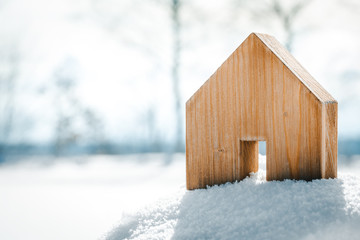 Kleines Haus aus Holz steht im Schnee, Konzept Bauen und Grundstück oder Hüttenurlaub