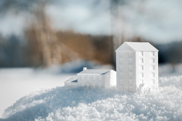 Planung und Idee für Immobilien und Hausbau, kleine Häuser stehen im Schnee