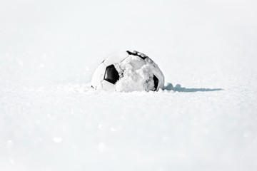 Fußball liegt im Schnee, Konzept Winterpause für Fußballer, Textfreiraum