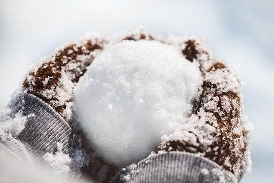 H&auml;nde voller Schnee halten einen Schneeball, Konzept Winter und Schneeballschlacht