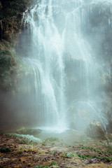 une cascade d'eau gel&eacute;e. Une chute d'eau glac&eacute;e durant l'hier. Cascade des tufs aux Planches &agrave; Arbois en hiver.