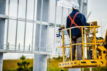 worker specialized in working at heights - obrazy, fototapety, plakaty
