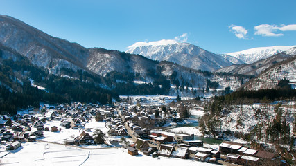 Obraz premium Shirakawa-go, Gifu, Japonia. Krajobrazowy widok na zabytkową wioskę i tradycyjny dom Gassho-zukuri ze śniegiem w zimie, wpisany na Listę Światowego Dziedzictwa UNESCO. Jedna z najbardziej turystycznych atrakcji Japonii.