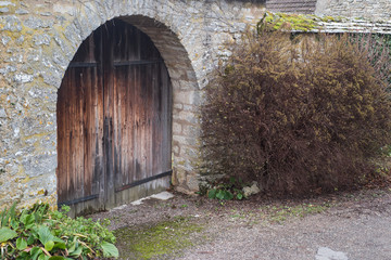 Fototapeta na wymiar un vieux portail en bois et porte cochère