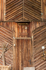 Fototapeta na wymiar Alte Bauernhaus Fassade aus Holz. Hintergrund. Background. Old wooden facade of farm house.