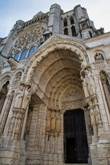 Fototapeta na wymiar Entrée de la cathédrale Notre-Dame de Chartres, France