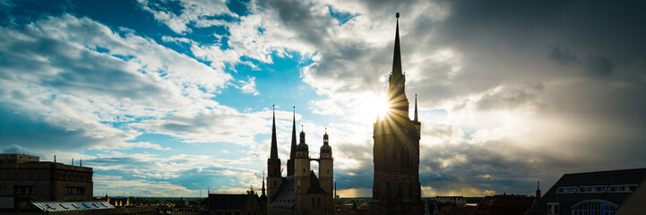 Die Türme von Halle Saale im Sonnenuntergang - Panorama