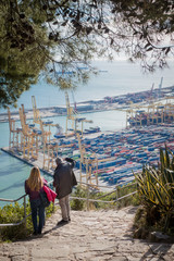 Un couple de touristes regardant le port de Barcelone. Des touristes regardent le port industriel...