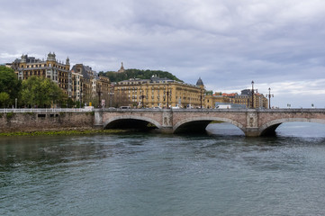 Obraz premium Urumea River in San Sebastian at hight tide
