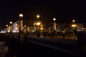 Naklejka premium Bridge at night in San Sebastian, Spain