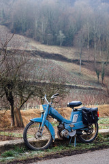 un vieux cyclomoteur.  une ancienne mobylette.