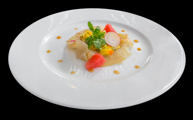 Carpaccio de marlin fumé aux agrumes sur fond noir 
