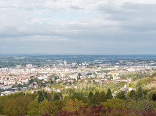 Obraz premium Vue panoramique de Vichy dans l'Allier depuis les collines de Plaine le Vernet
